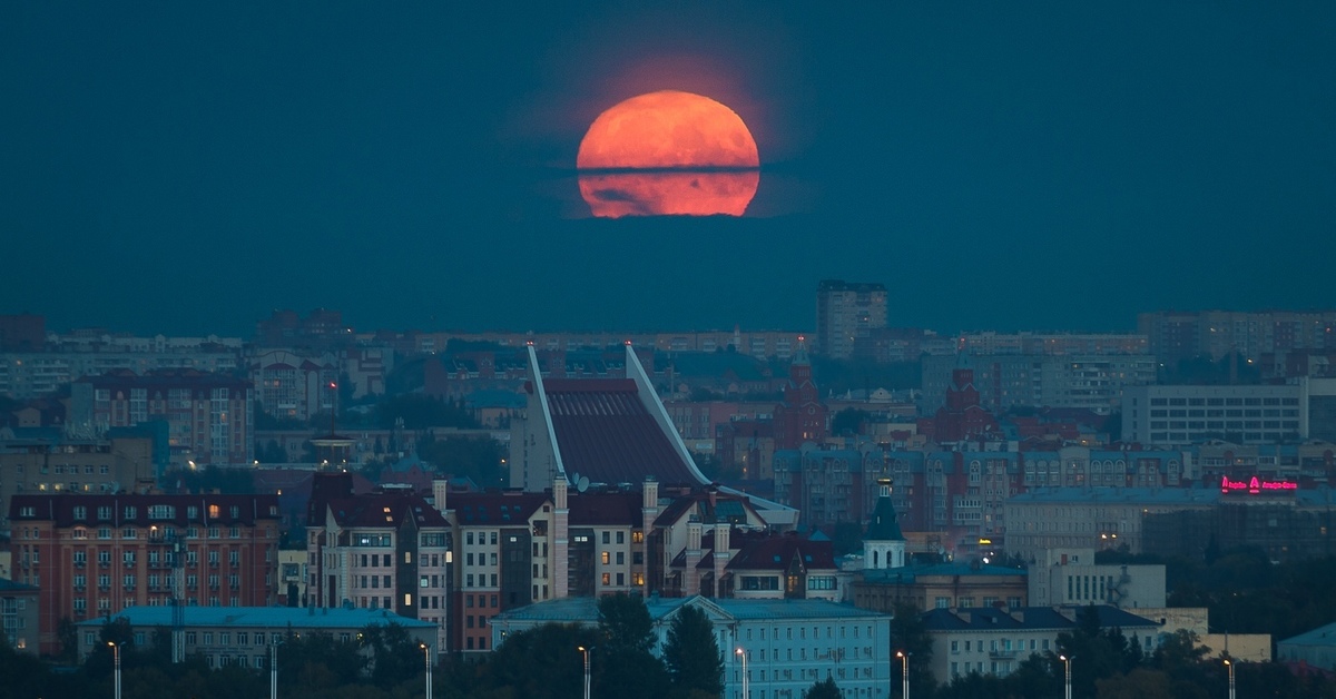 Лунное затмение 16 мая 2022. Суперлуние в 2021 москва. Большая луна в москве. Луна ставрополь. Полнолуние омск.