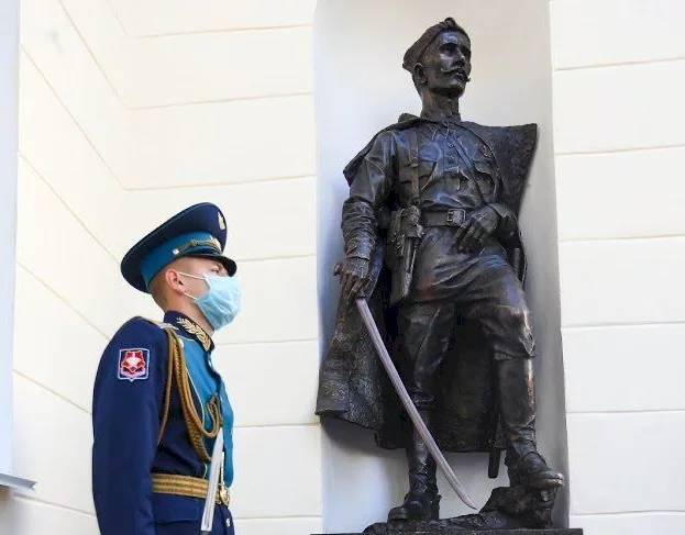 В Екатеринурге у Чапаева украли шашку - Екатеринбург, Чапаев, Шашка, Кража, Вандализм, Длиннопост