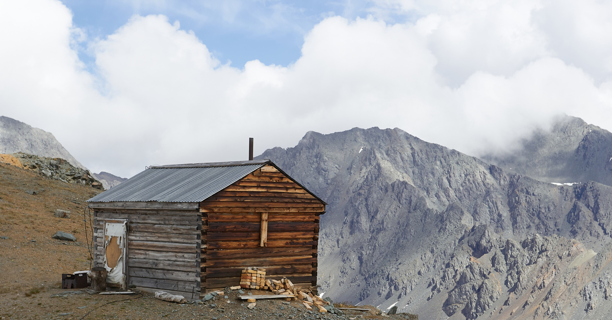 Дом в горах алтая. Домик на Алтае. Горный Алтай домики. Горный Алтай домик в горах.