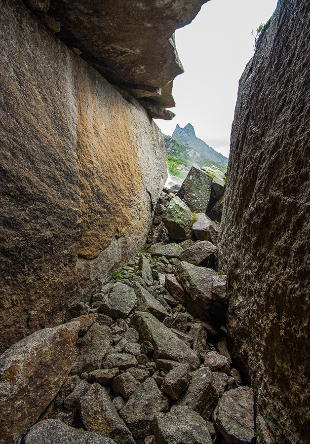 Mysterious corridor in front of the waterfall - My, Ergaki, Travels, Landscape, Photo tour, Waterfall, Wild tourism, Holidays in Russia, Leisure, Longpost