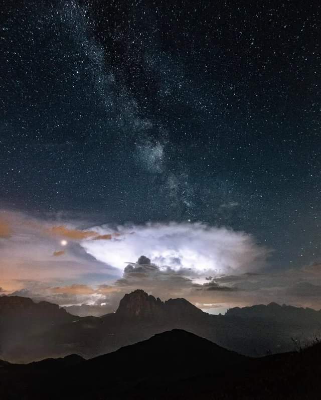 As if a portal is about to open... - Night, Starry sky, Clouds, Milky Way, Astrophoto, The mountains
