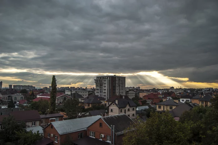 Сегодня вечером - Моё, Город, Вечер, Облака, Солнечные лучи, Краснодар, Фотография, Начинающий фотограф, Свет