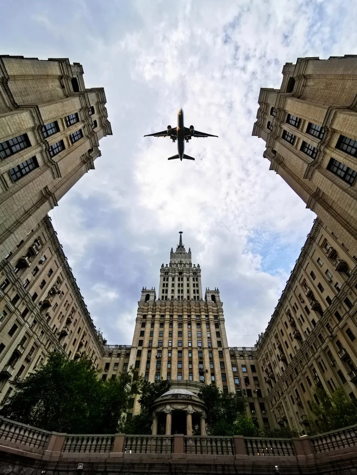 А КАК ВАМ ТАКОЙ КАДР? - Моё, Фотография, Москва, Самолет, Сталинская высотка, Урбанфото, Небо, Photoshop