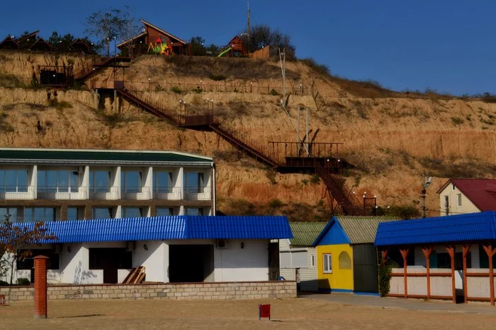 Hotel and beach houses on the coast - My, The photo, Black Sea, Beach, Architecture, Hotel, Coast, Autumn, The sun, , Sea, Longpost