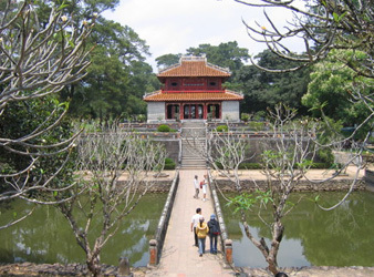 A river shrouded in the scent of incense and ancient tombs. Hue. Vietnam - My, Hue, Vietnam, Travels, Asia, Longpost