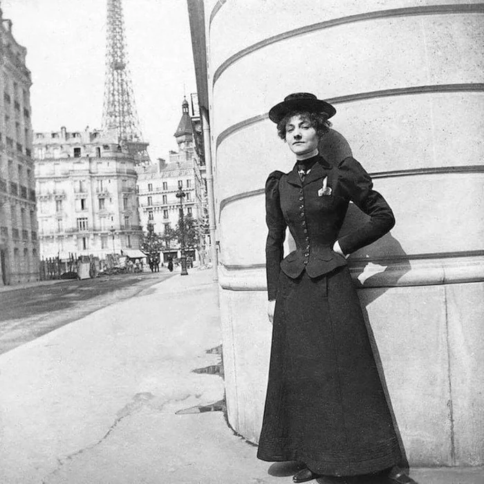 Parisian. 1899 - France, Paris, Retro, Old photo, French people, Eiffel Tower, Black and white