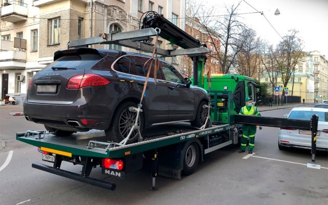 A Permian woman sat in a car for nine hours, which the bailiffs wanted to pick up. - Auto, Credit, Stupidity, Show off, Negative