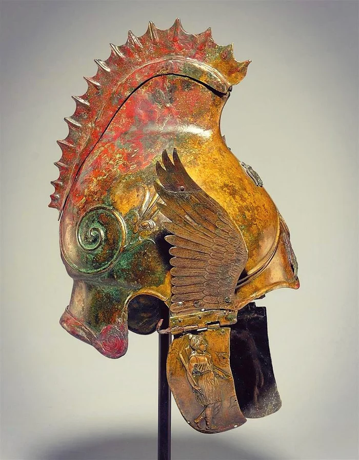 A perfectly preserved bronze “winged” Greek helmet of the Thracian type from the 4th century BC - Helmet, Thrace, Archeology