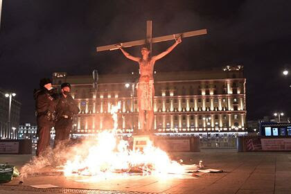 The activist who staged a protest with a crucifix near the FSB building in Moscow was arrested for 15 days - Activists, Protest, Arrest, Stock, Politics