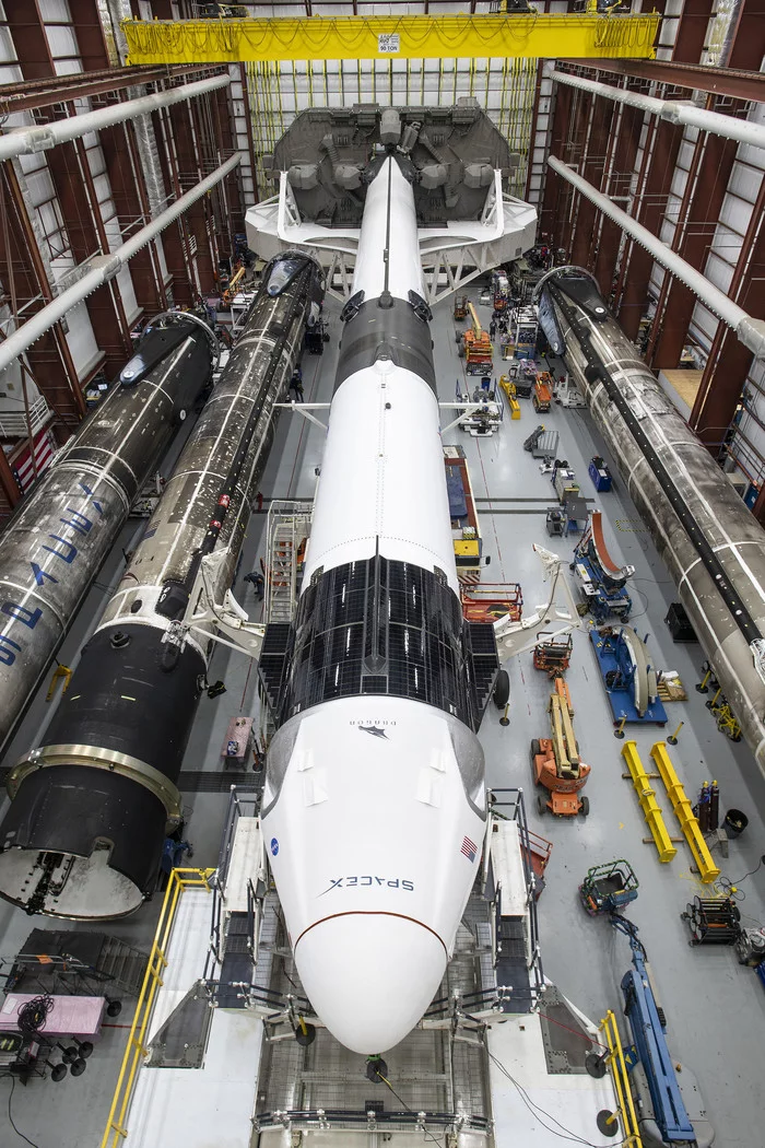 Crew Dragon and Falcon 9 in the hangar of Launch Complex 39A before the launch of four astronauts to the ISS on November 15 at 3:49 Moscow time - Spacex, Dragon 2, Spaceship, ISS, Cosmonautics, Space, Elon Musk, NASA, Technologies, USA, Falcon 9, Longpost