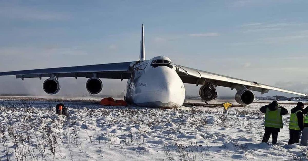 Самолет сел в пол