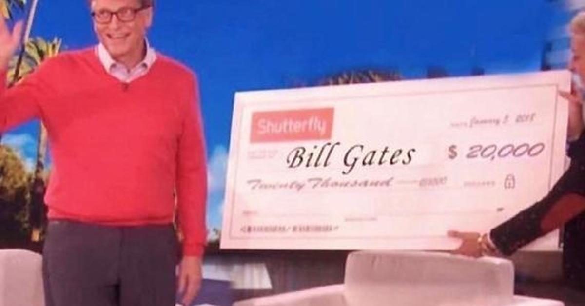 Потратить доллары билла гейтса. Билл Гейтс с чеком на 20000. Билл Гейтс выиграл 20000. Bill Gates Ellen show. Билл Гейтс 20 000 долларов.