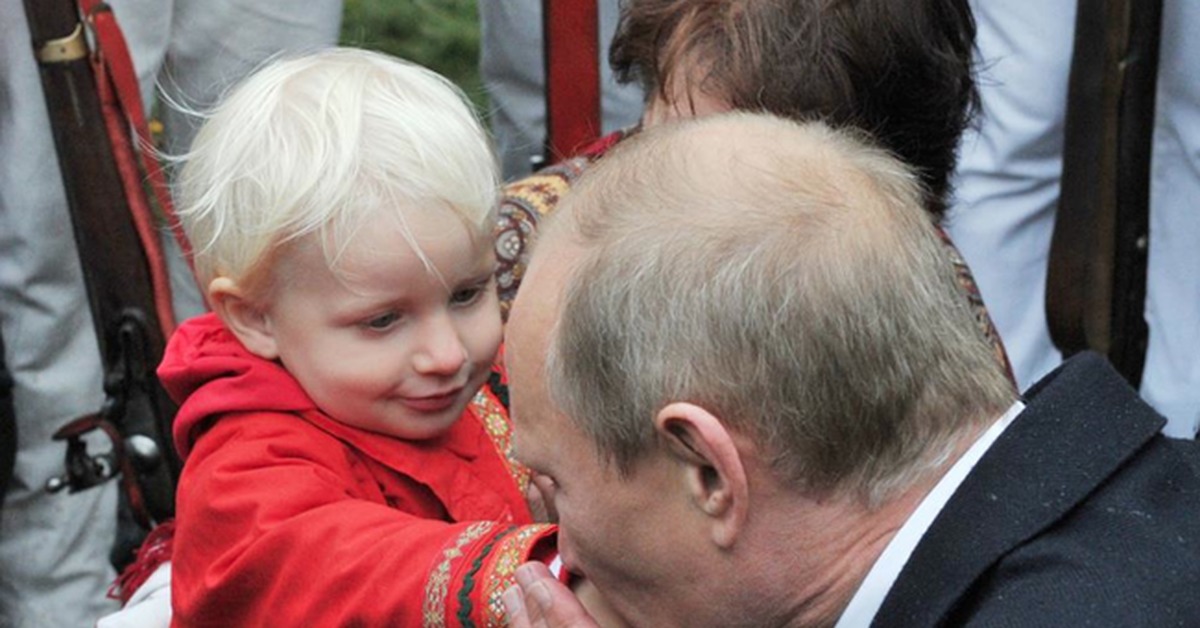 Поцелуй мальчика в живот путиным. Дети Путина.
