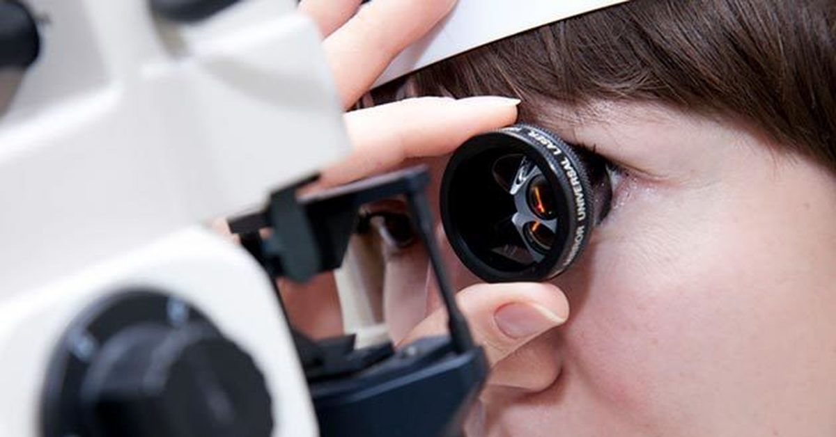 Офтальмоскопия линзой. Визометрия биомикроскопия глаза. Осмотр сетчатки глаза линзой Гольдмана. Гониоскопия Гольдмана это. Офтальмоскопия глазного дна.