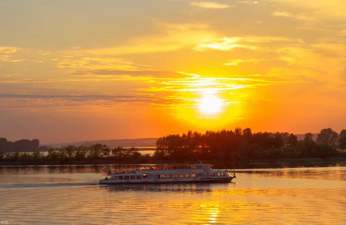 Summer sunset in the feed - My, Summer, Sunset, Nature, River, Motor ship