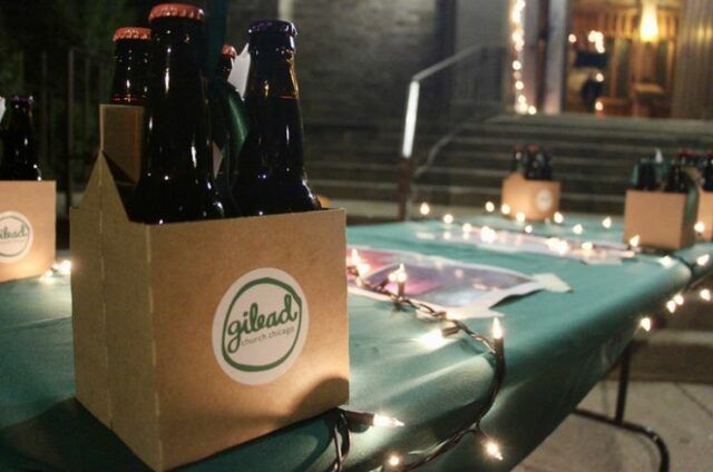 Chicago church gives out beer instead of Christmas wreaths - Beer, Christmas, Presents, Church