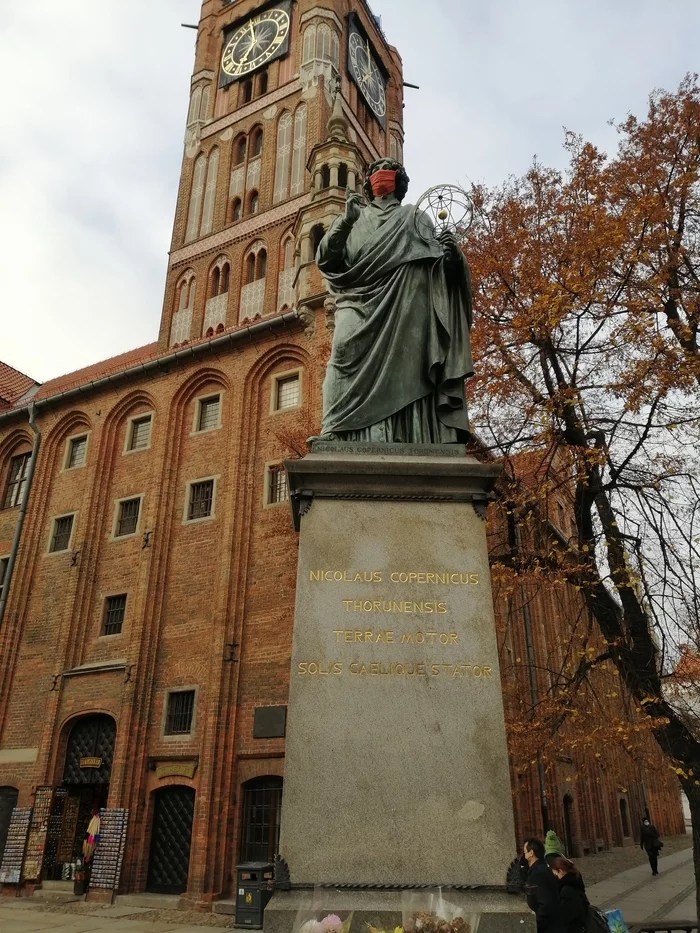 Copernicus will not advise garbage - My, The photo, Poland, Nicolaus Copernicus, Mask, Pandemic, Humor, Monument, Torun