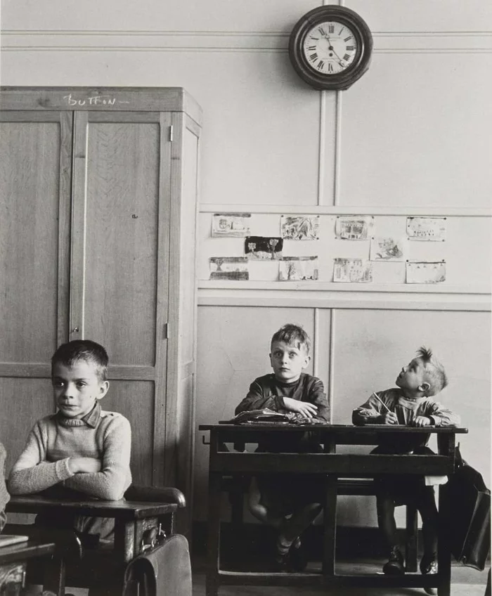 School hours. © Robert Doisneau. 1956 - France, Robert Doisneau, Black and white photo, School, Clock, Old photo, The photo