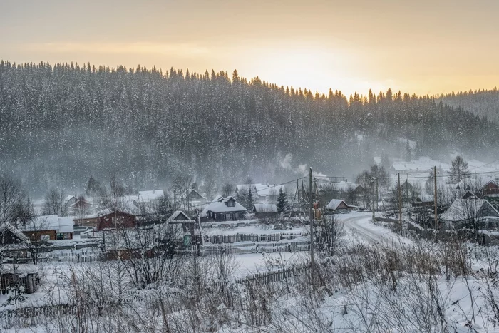 On a frosty evening, the inhabitants of the village of Usva heat the huts - Usva, Village, freezing, Evening, The photo, Winter