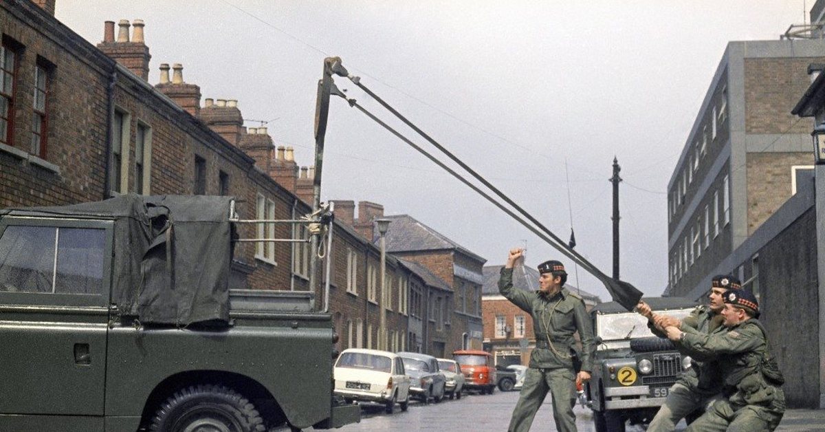 Конфликт северной. Белфаст Ира. Война в Ирландии 1990 Ира. Белфаст 1970. Армия Северной Ирландии.