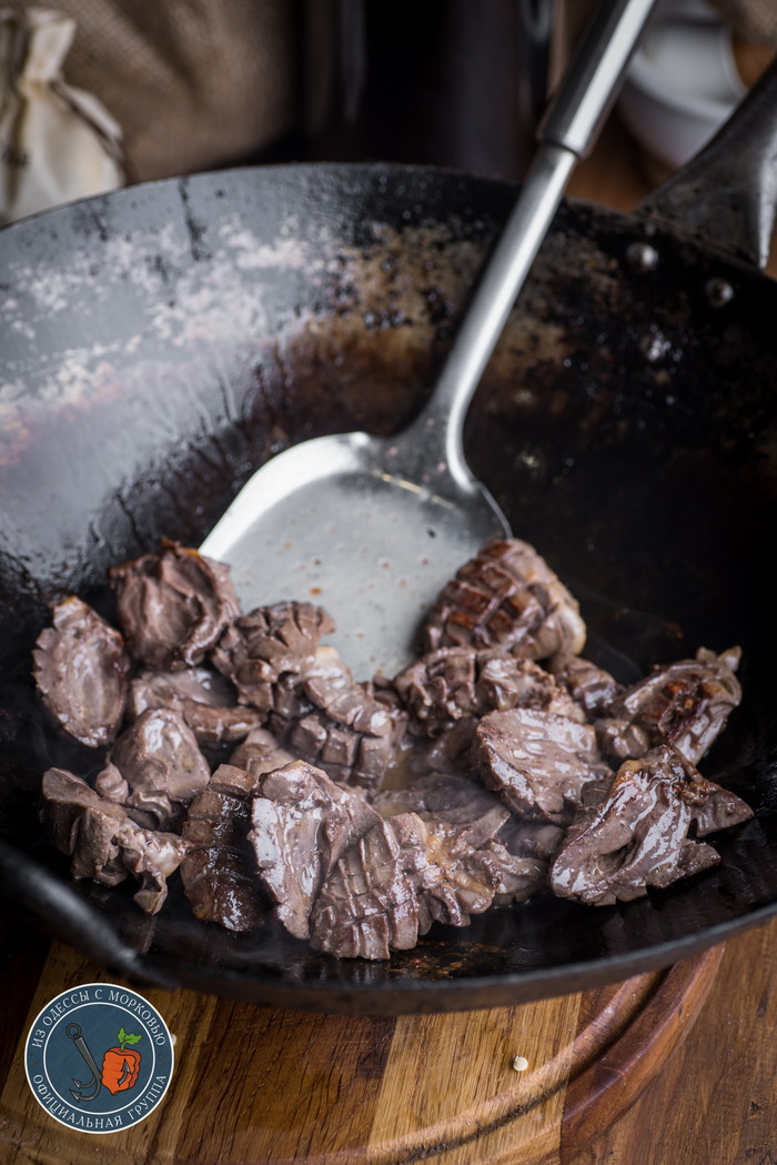 Пожарить желудки с овощами