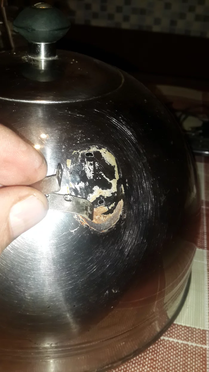 The fastening of the kettle handle came off. Tell me, who had a similar situation? How to repair - My, Kettle, global catastrophe