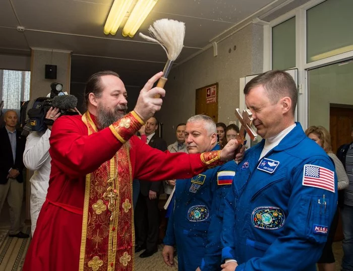 Russification of an American before flight to the ISS - Priests, Holy water, The americans, ISS, Космонавты, Consecration