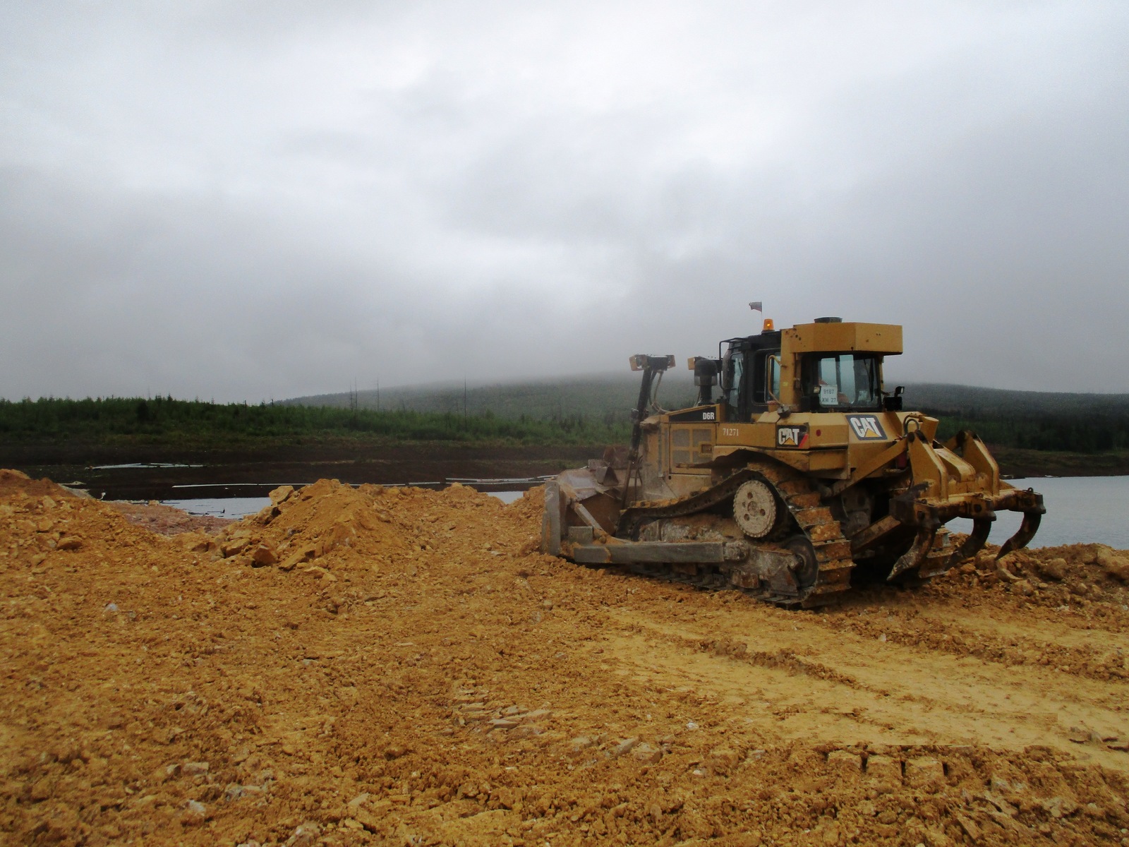 Technique at the gold deposit. - My, Field, BelAZ, Technics, Gold, Caterpillar, Longpost, My