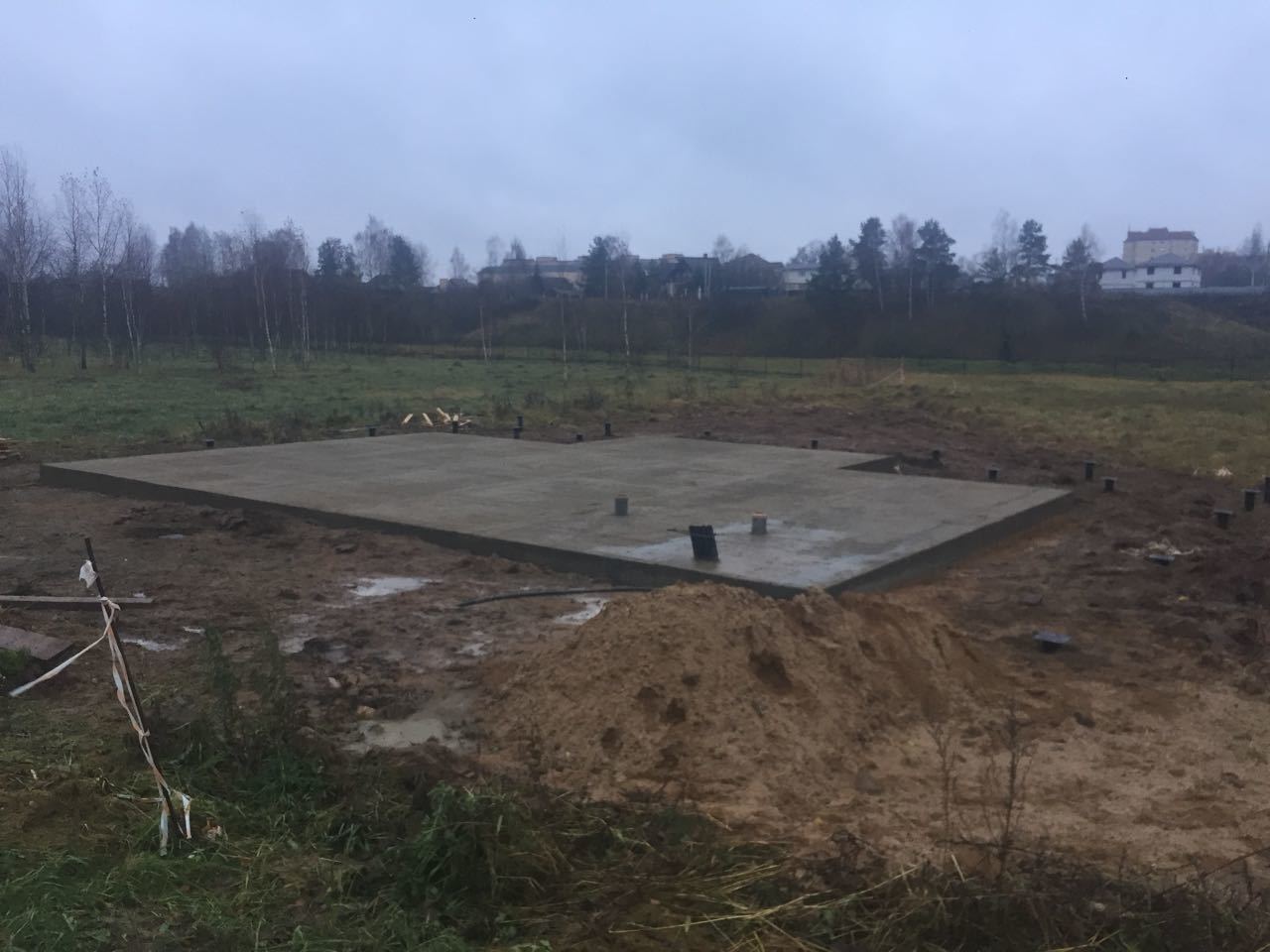 Monolithic reinforced concrete slab for the house and screw piles for the terrace. - My, Foundation, , Screw piles, Home construction, Monolith, , Concrete, Half-timbered, Longpost