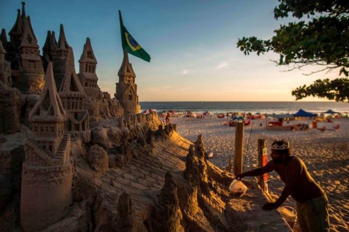 Brazilian 22 years old lives in a sand castle in a prestigious area of ??Rio de Janeiro - Happiness, Brazil, Longpost