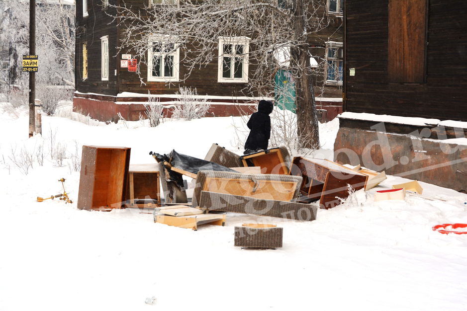 In Bratsk, people received new apartments, and old furniture is thrown right into the street - Bratsk, Irkutsk, Relocation, Bad people, Garbage, Trash, Furniture, Longpost