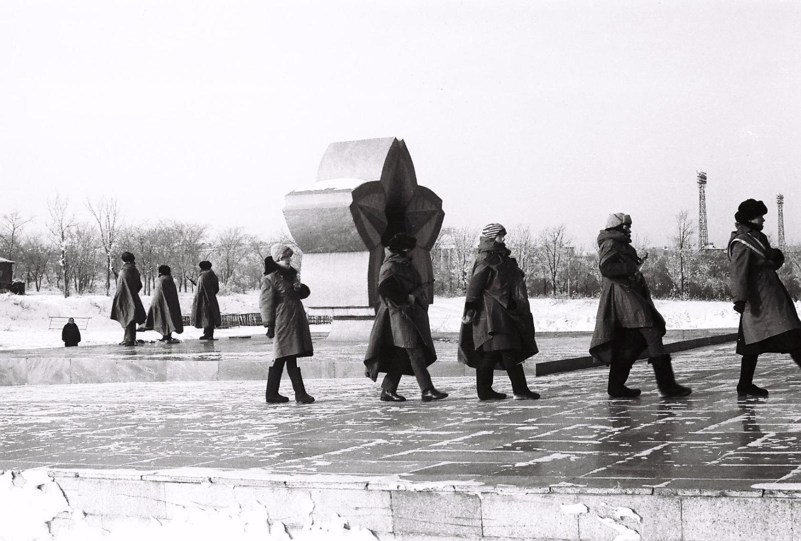 Monument Rear - Front in Magnitogorsk 1984. - Magnitogorsk, Monument, the USSR, School, People, Old photo, Rear, Memories, Longpost