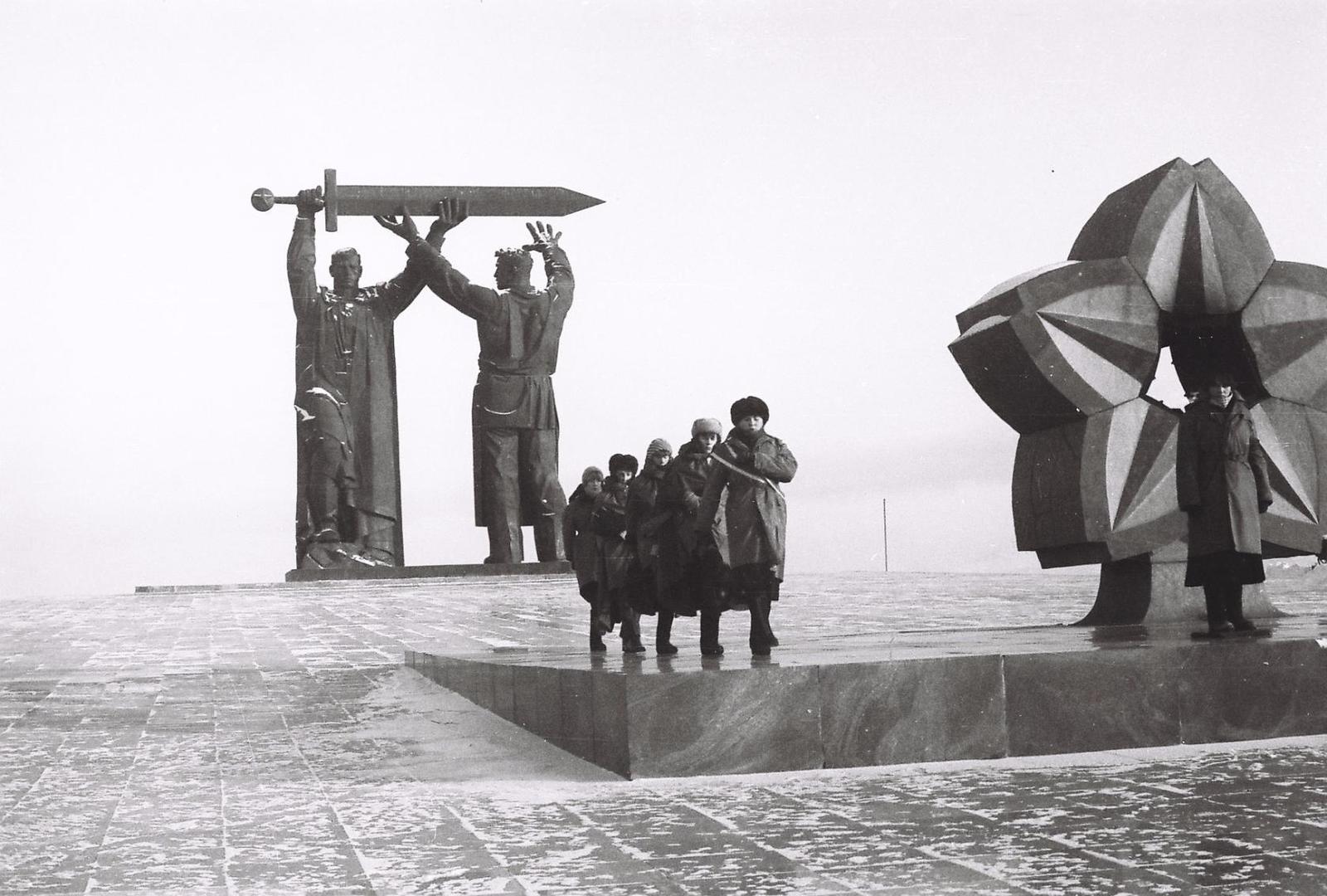 Monument Rear - Front in Magnitogorsk 1984. - Magnitogorsk, Monument, the USSR, School, People, Old photo, Rear, Memories, Longpost