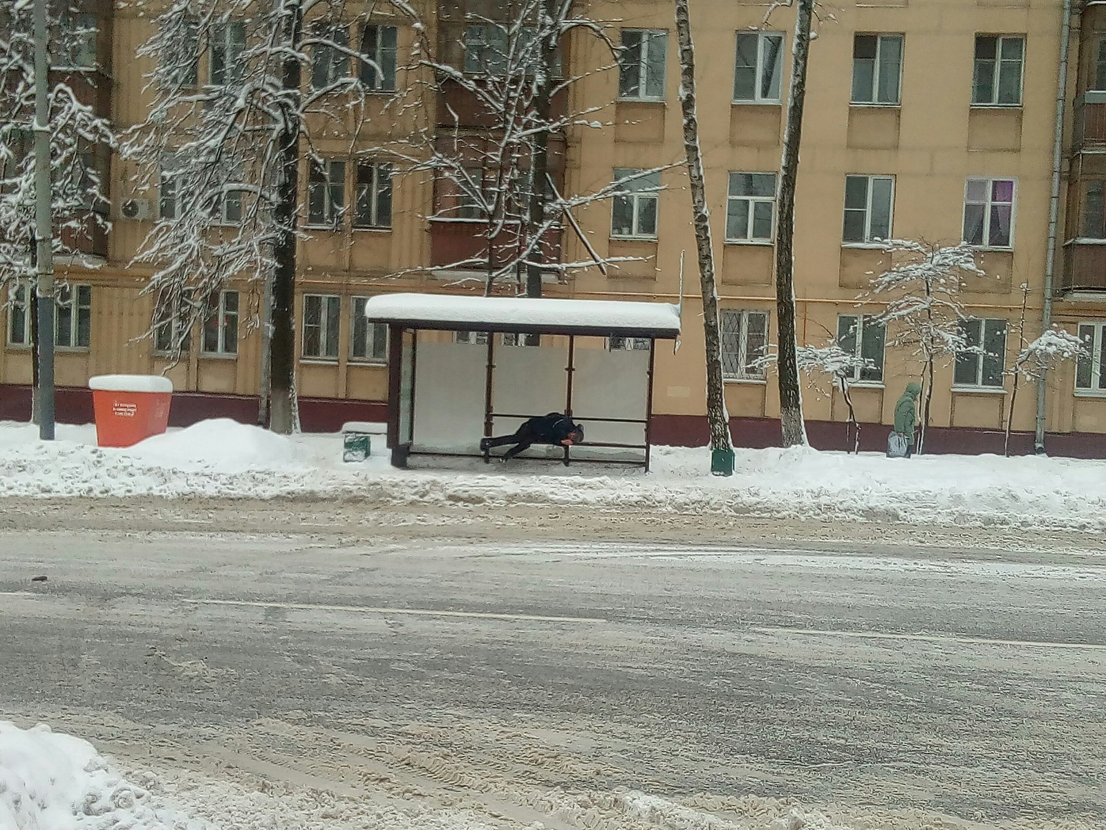 Москва. ул.шверника. 31 янв. Нормальные люди уже отдыхают, а мы всё стакан  ищем© | Пикабу