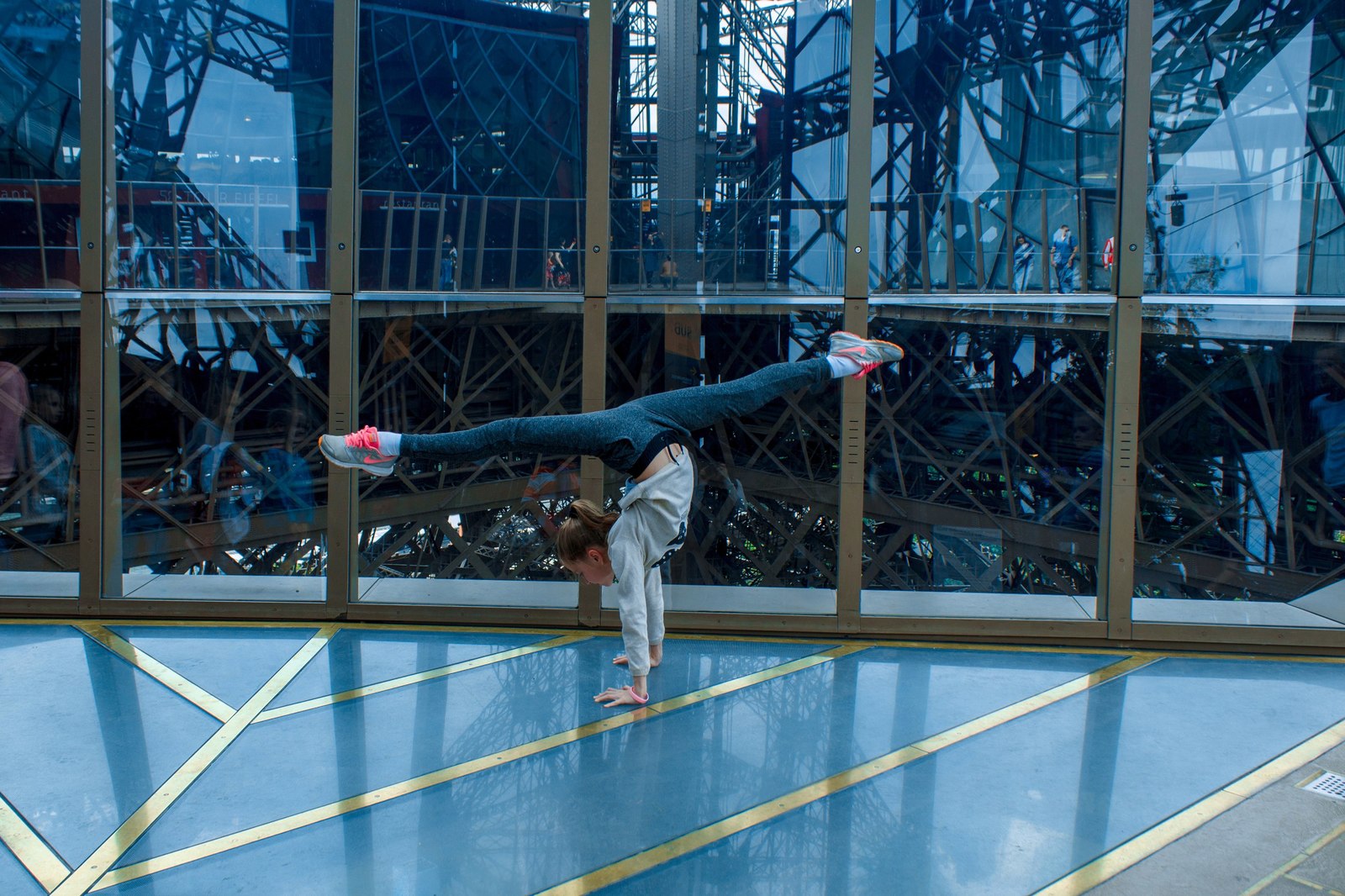 Measuring the width of a window on the Eiffel Tower... - My, France, Paris, Eiffel Tower, Leg-split, Rhythmic gymnastics