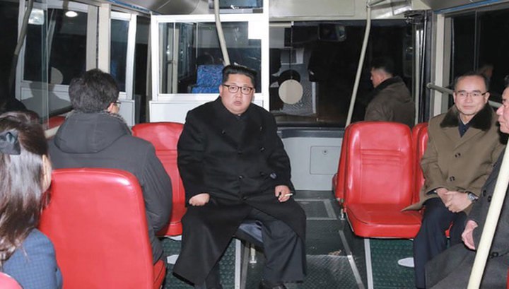 Nothing special, just Kim Jong-un in a trolley ride around Pyongyang at night: D - North Korea, Kim Chen In, Trolleybus