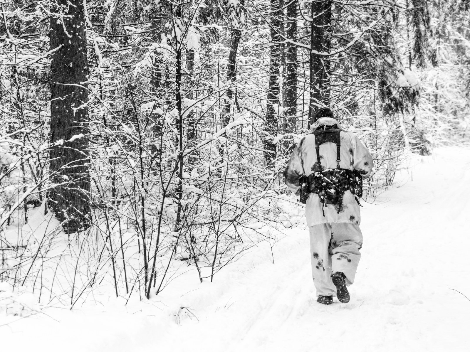 A bit of b/w from the last workout - My, The photo, Airsoft, Black and white, Forest, Winter, Snowfall, Longpost