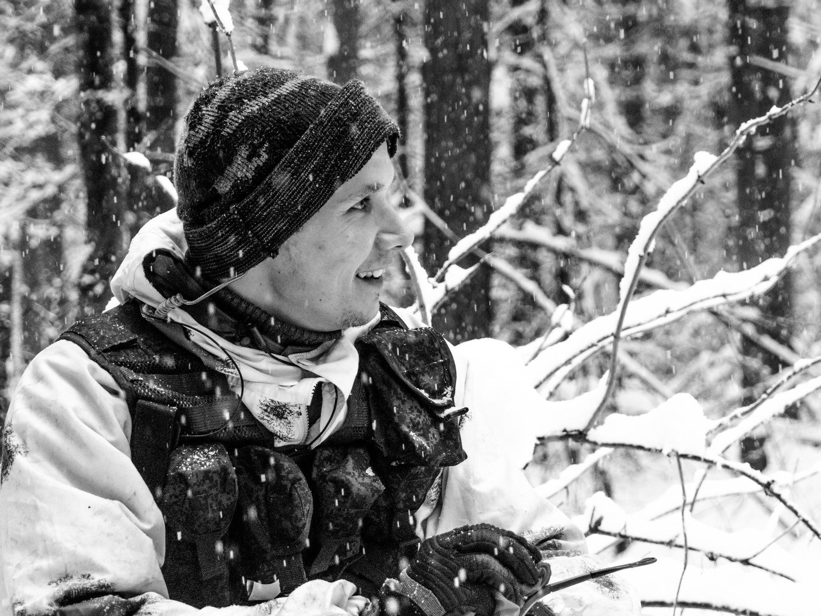 A bit of b/w from the last workout - My, The photo, Airsoft, Black and white, Forest, Winter, Snowfall, Longpost