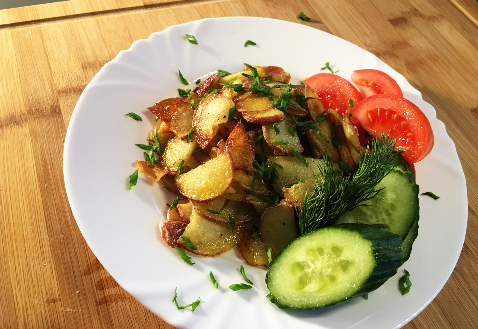 Картошка жареная с салатиком овощным