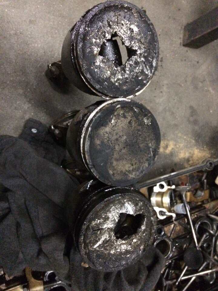 Normal piston, looks like more. - They spoke. - Hole, Motorists, Auto repair, Not mine