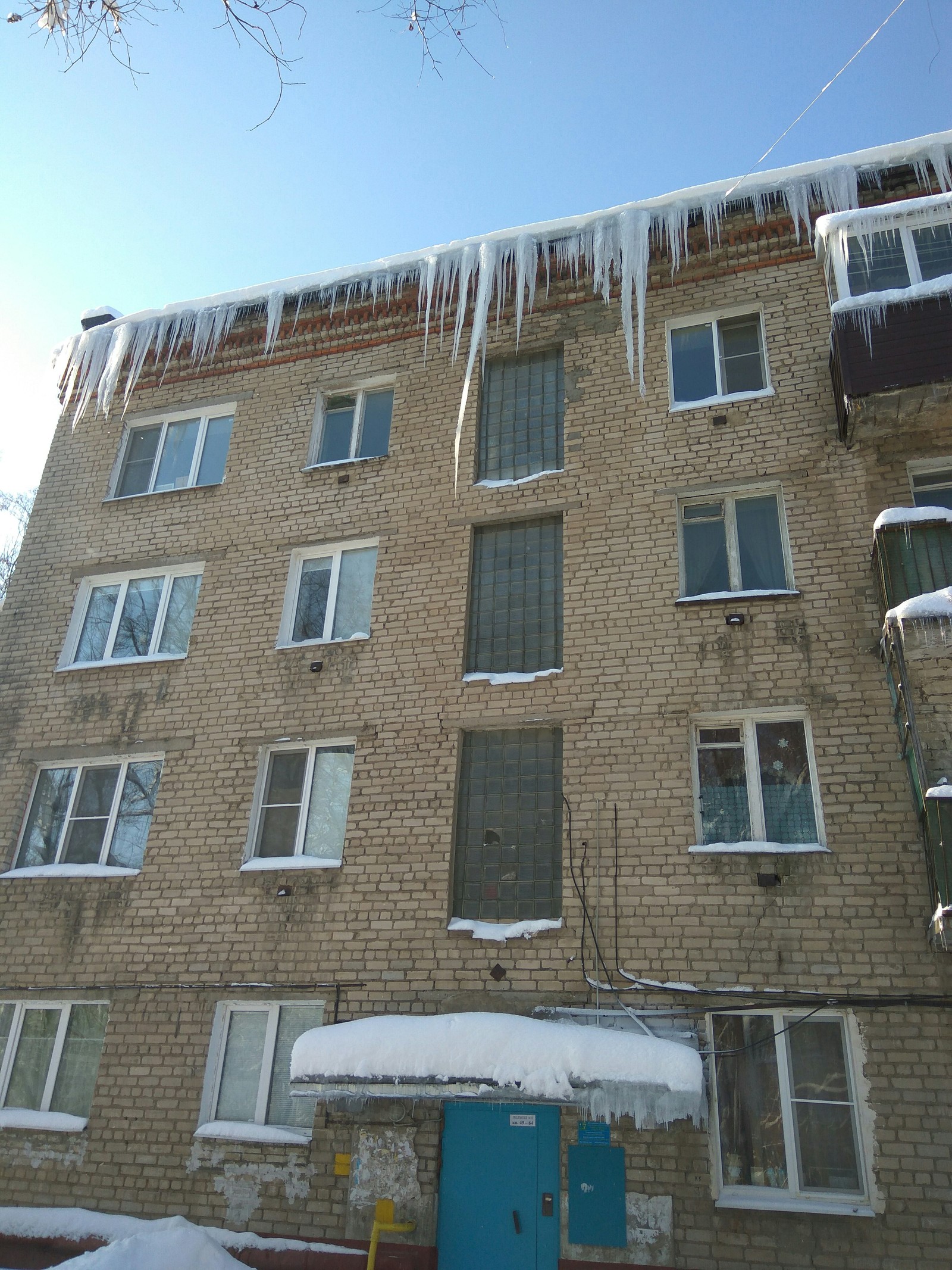 Sosuli or until the first dead - My, Utility services, Sergiev Posad, Snowfall, Winter, Icicles, Longpost