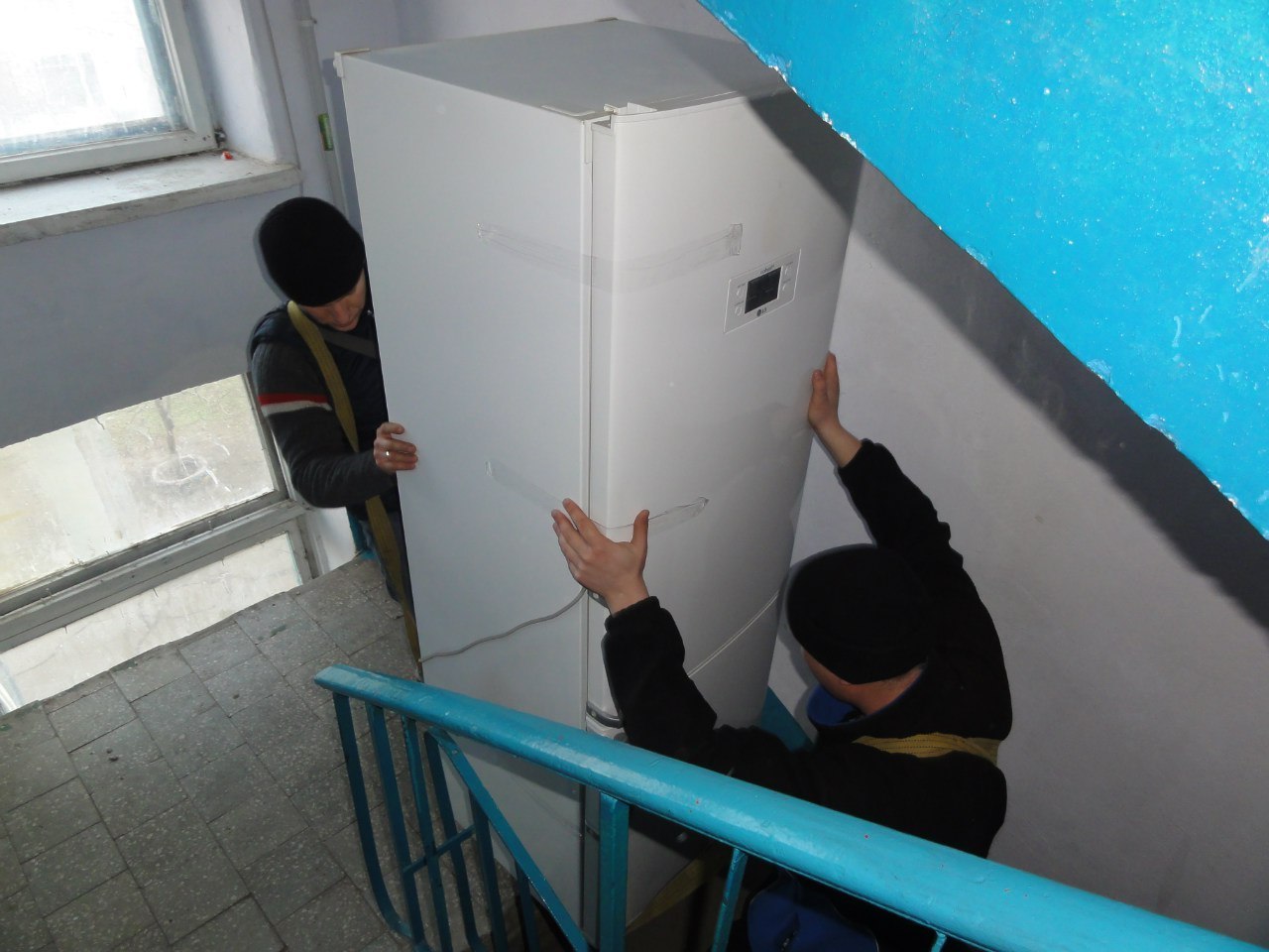 A girl from Chelyabinsk presented a refrigerator to a pensioner after reading a post on Vkontakte - Charity, Old men, Hornews, Refrigerator, Chelyabinsk, Longpost