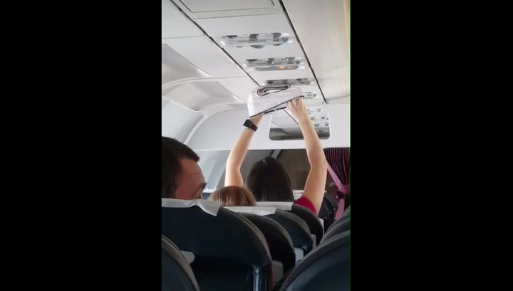 Мужчину сняли с борта самолета из-за женских трусов на лице вместо маски (видео)