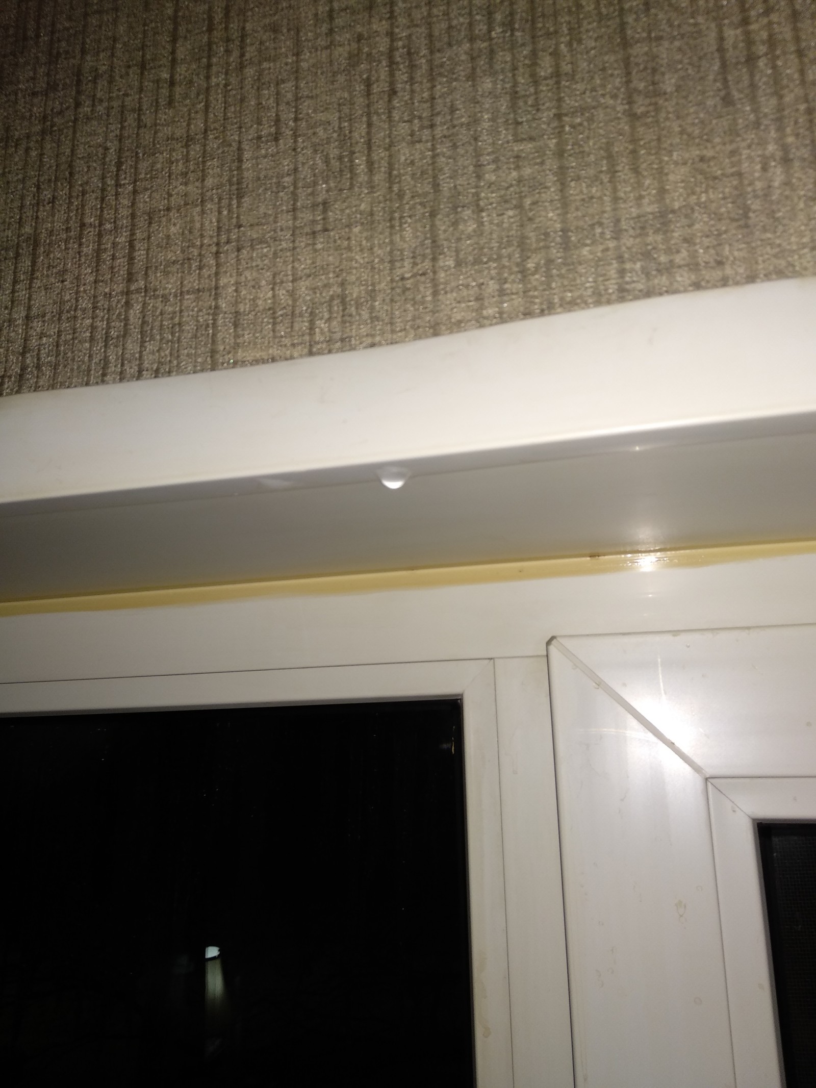 Mysterious leak in the window. - Window, Help, Flooding, Longpost