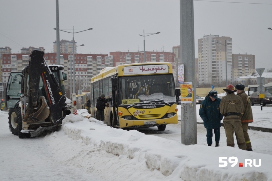 «Я упала, пассажиры закричали». Кондуктор автобуса №68 — об аварии, в которой погиб пермский школьник. - Авария, Пермь, Смерть, Видео, Длиннопост