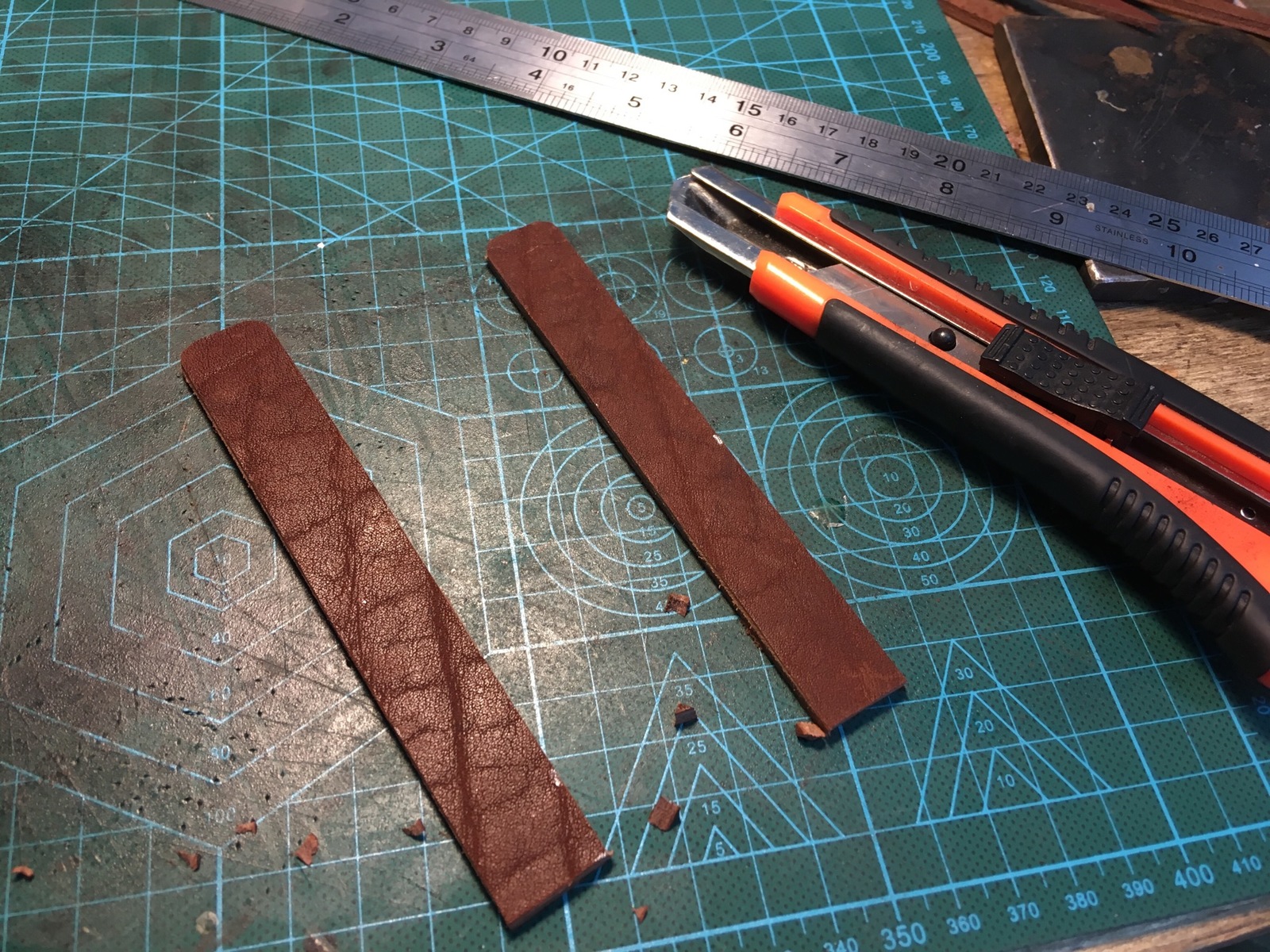 Bracers made of genuine leather. - My, Leather products, Belt, Leather, Leather, Role-playing games, Needlework with process, Sheath, Sword, Longpost