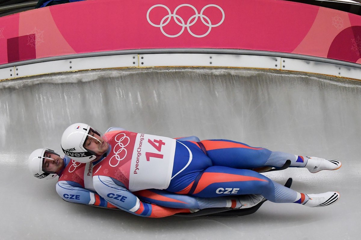 Here it is a harsh male sport, it’s not for you to twist the woman’s turns on ice. - Sport, Luge, The photo