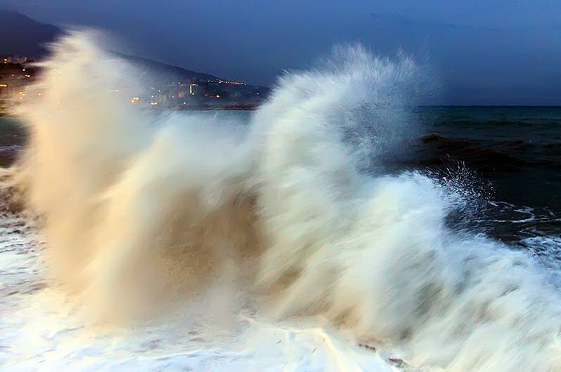 Yalta, slightly stormy... - Crimea, Yalta, Storm, Winter, The photo, Longpost