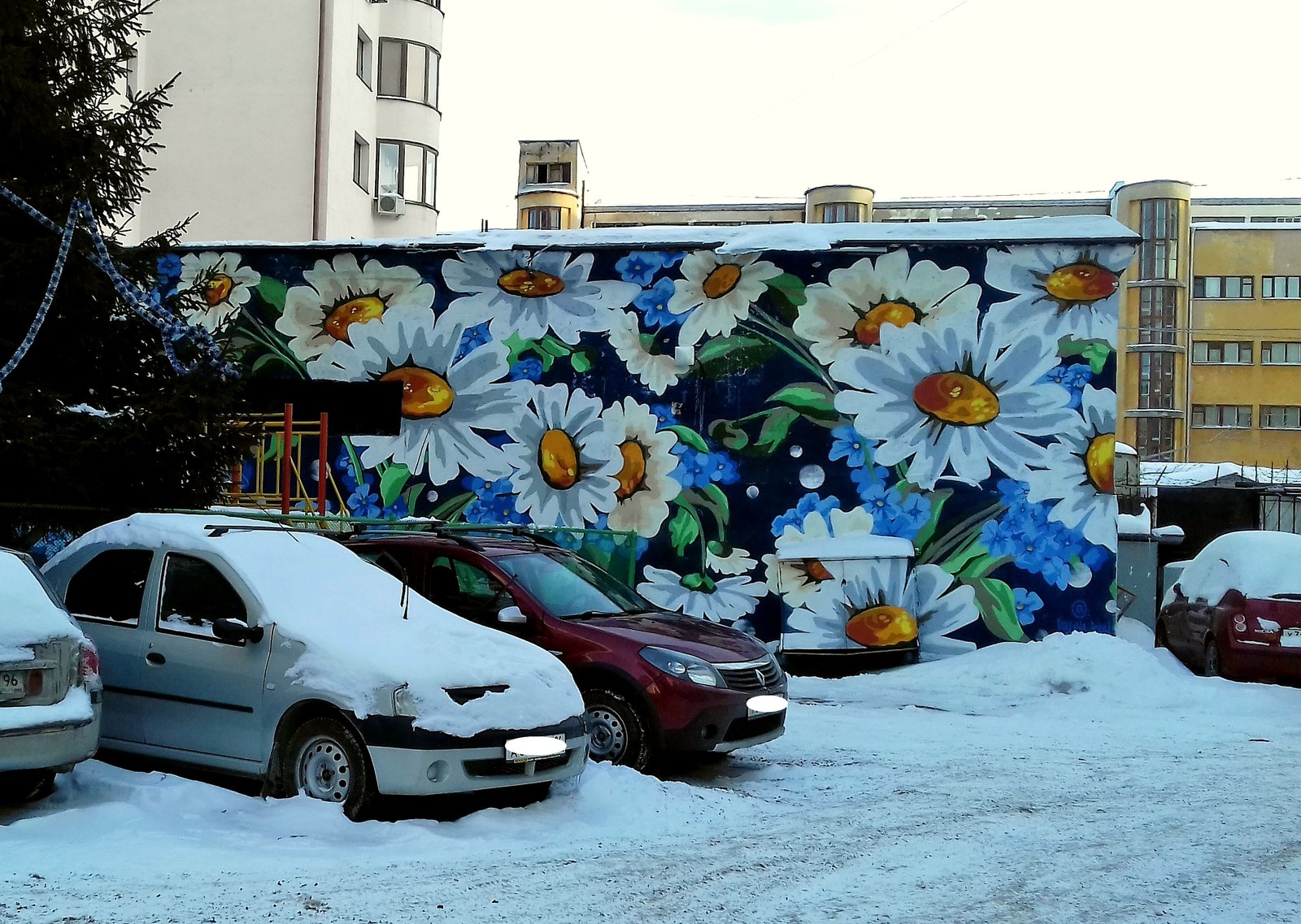 Graffiti (as well as street art) should decorate the walls, not disfigure them. - My, Graffiti, Street art, Street painting, Yekaterinburg, Flowers, Tuesday