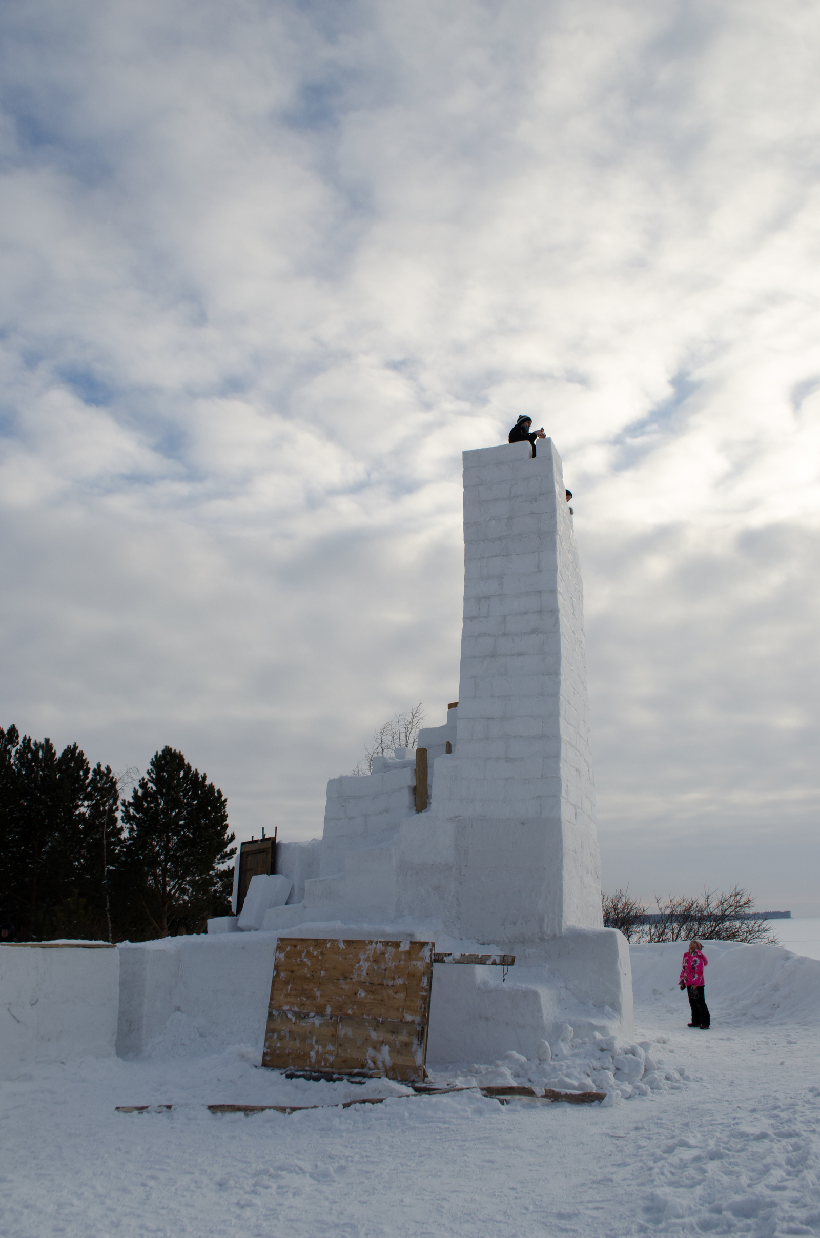 Snow tower. Снежная башня. Башня из снега. Снежные башни с бойницами. Снежная башня картинки.